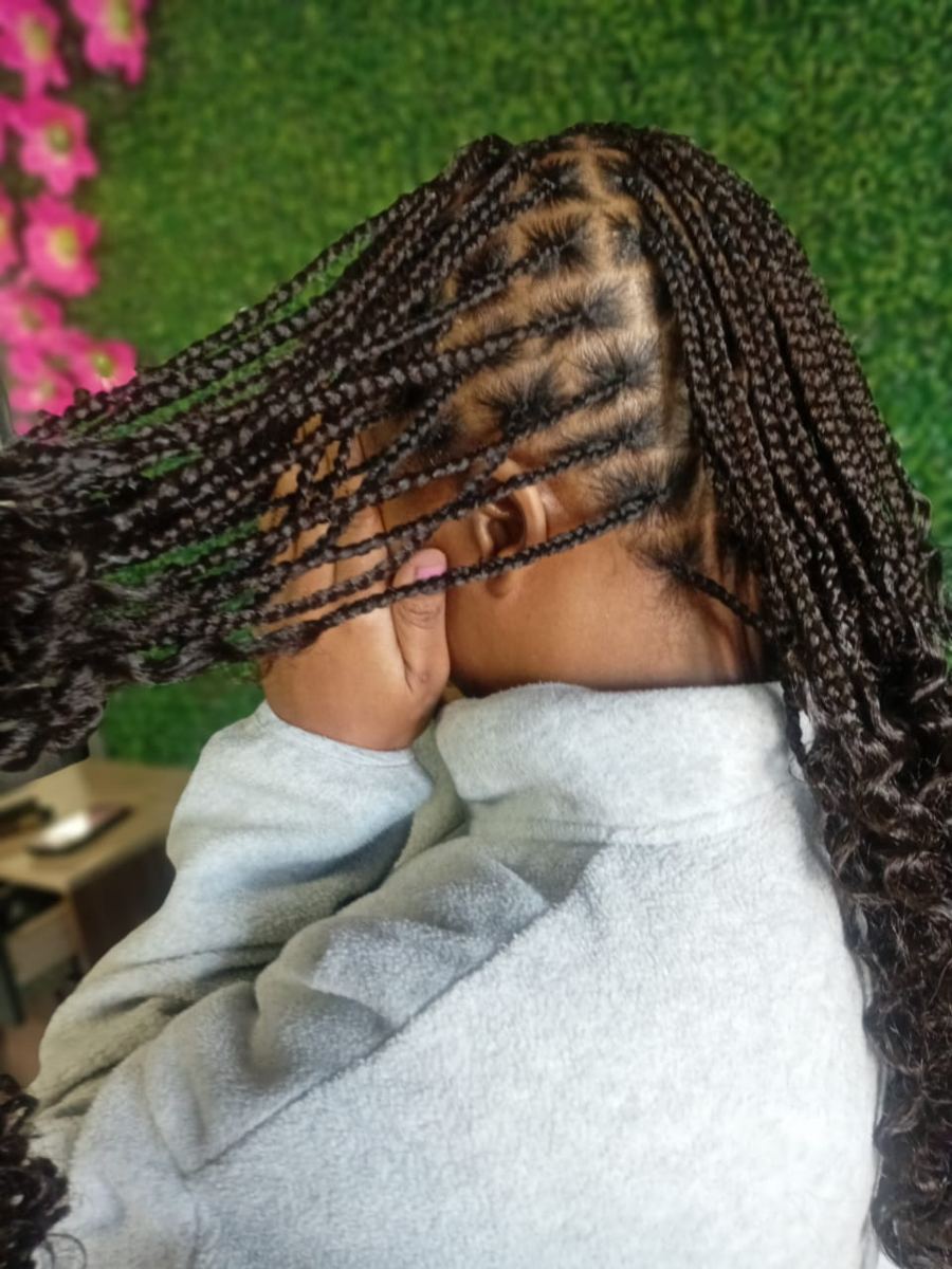 Knotless box braids with curly ends